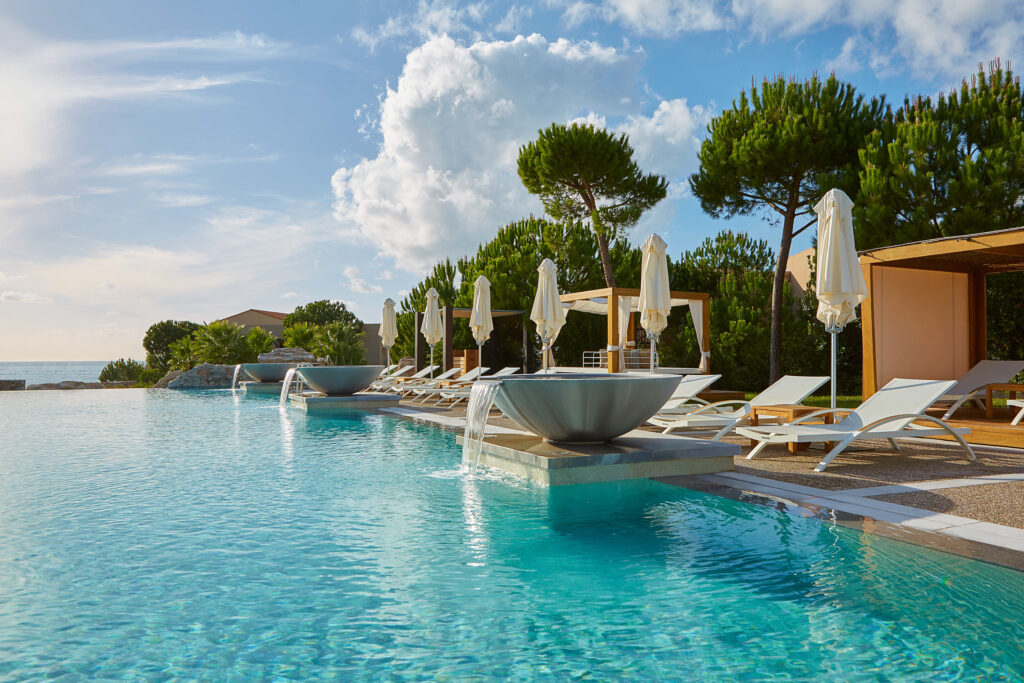 Swimming pool with fountain